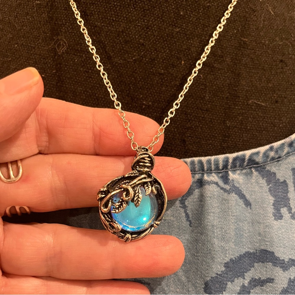 N058 Elegant necklace w/ captivating blue purple stone which changes color